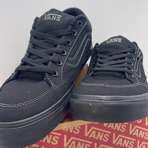 Vans Men’s Bearcat (Canvas) Black/Black
VN000DT2186
Sneakers - Picture 5 of 16